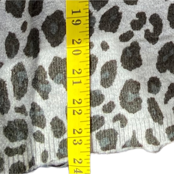 LIVE UNLIMITED Cheetah Zebra Animal Print Soft Sweater Gray Multi Small NWT - Picture 7 of 10